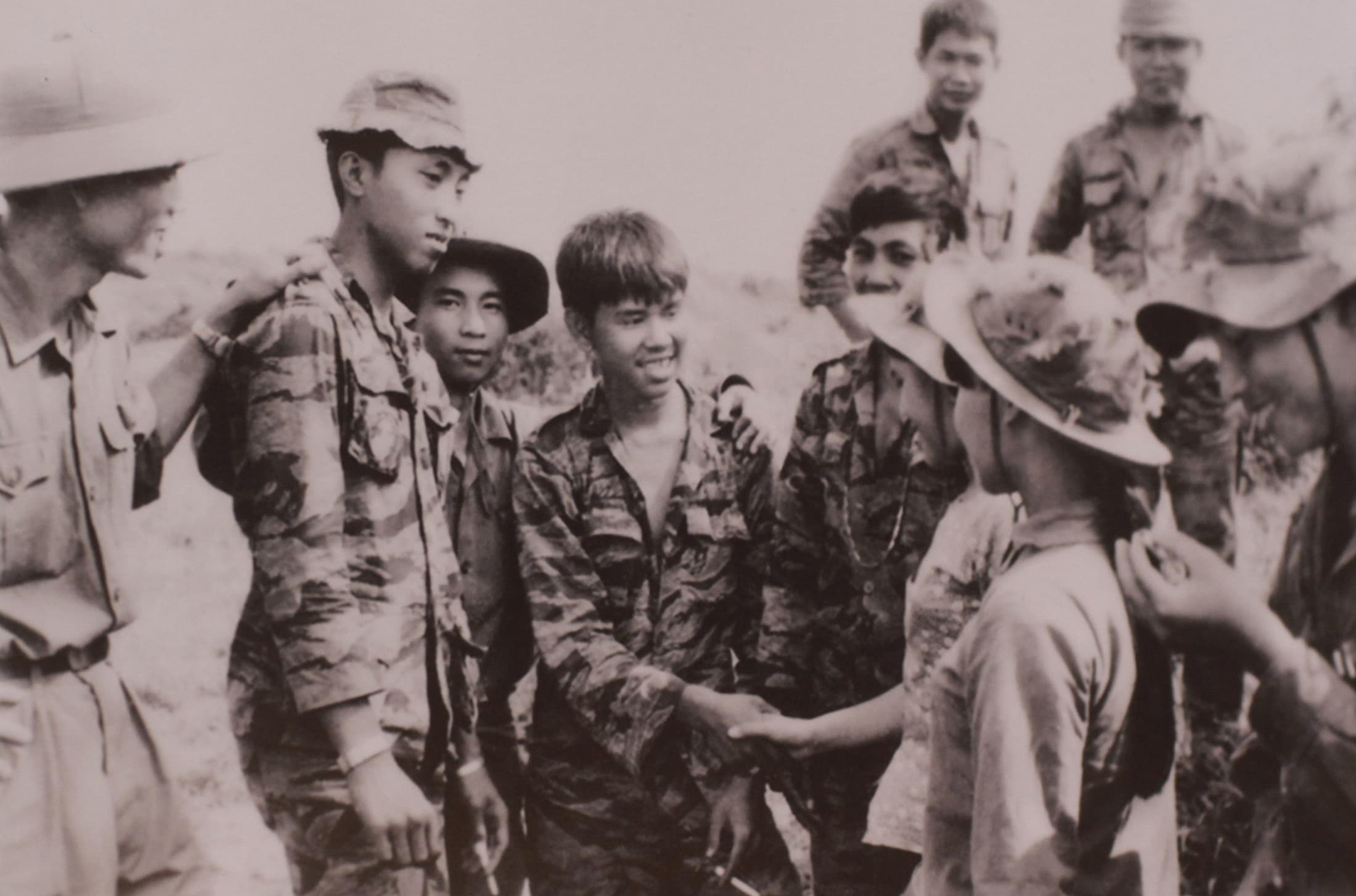 “Soldiers of the North and South Vietnamese armies hanging out together after the Paris Peace Accords calls for a cease-fire, Quãng Trĩ 1973.”